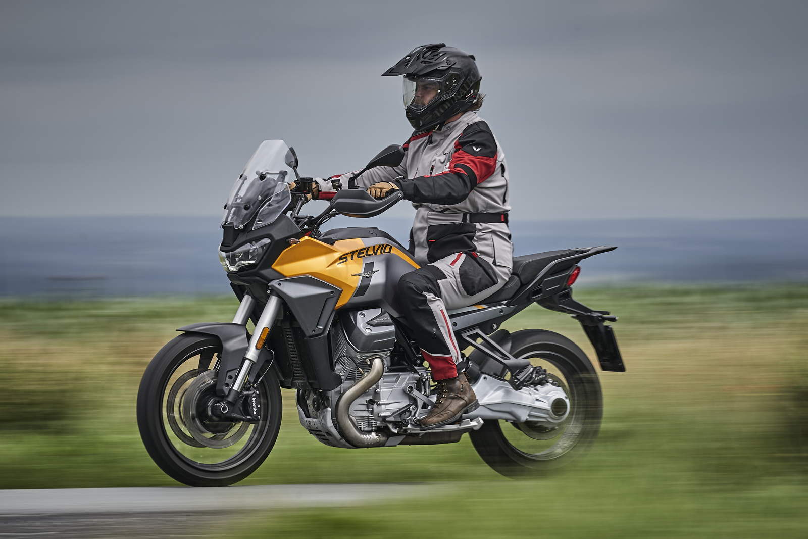 Honda Africa Twin CRF 1100 vs Moto Guzzi Stelvio